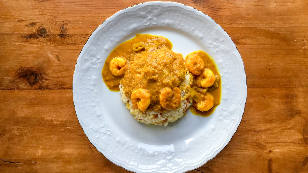 prawn with curry sauce on rice